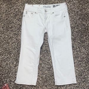 Miss me capris!! Cute floral detail on the back pockets and waist area.